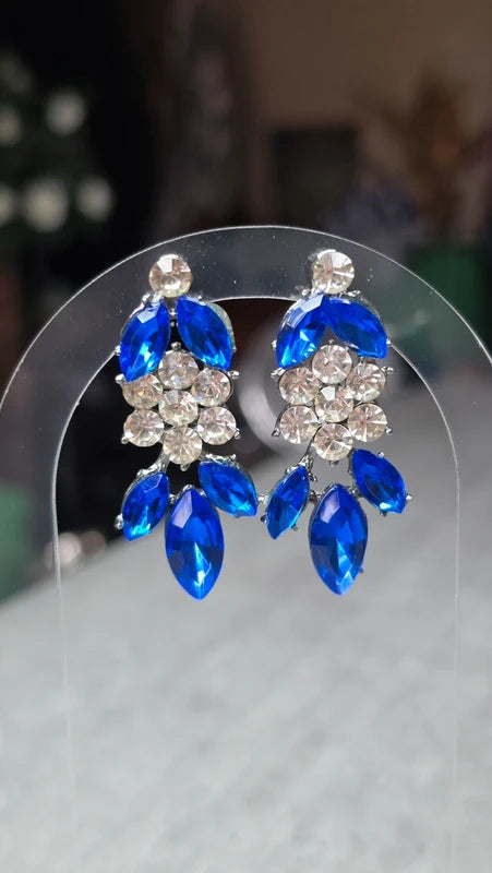 boucles d'oreilles - strass argenté bleu intense vif - fleur - grappe -  oreilles percées