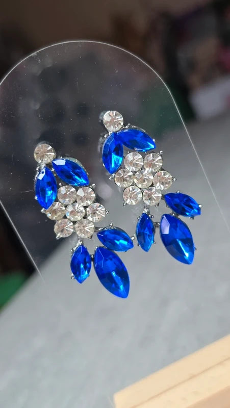 boucles d'oreilles - strass argenté bleu intense vif - fleur - grappe -  oreilles percées