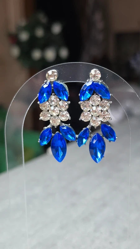 boucles d'oreilles - strass argenté bleu intense vif - fleur - grappe -  oreilles percées