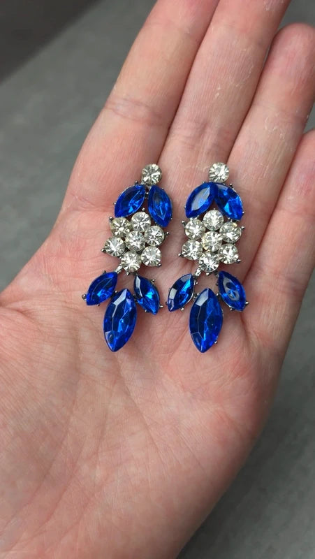 boucles d'oreilles - strass argenté bleu intense vif - fleur - grappe -  oreilles percées