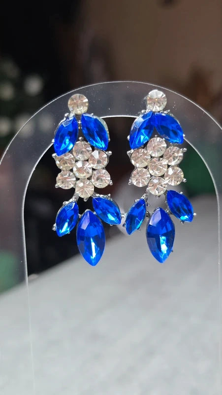 boucles d'oreilles - strass argenté bleu intense vif - fleur - grappe -  oreilles percées