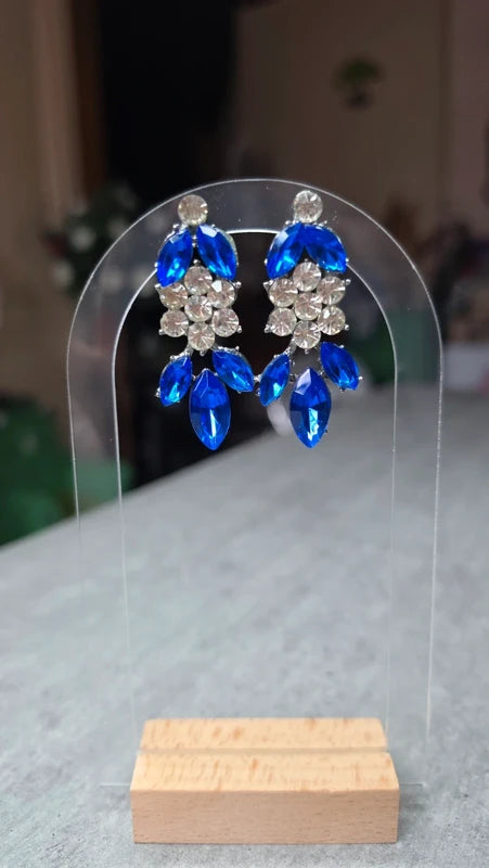 boucles d'oreilles - strass argenté bleu intense vif - fleur - grappe -  oreilles percées