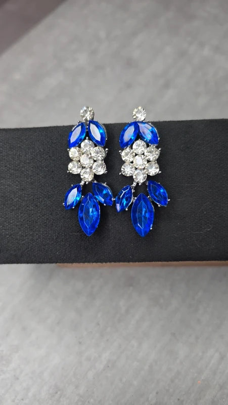 boucles d'oreilles - strass argenté bleu intense vif - fleur - grappe -  oreilles percées