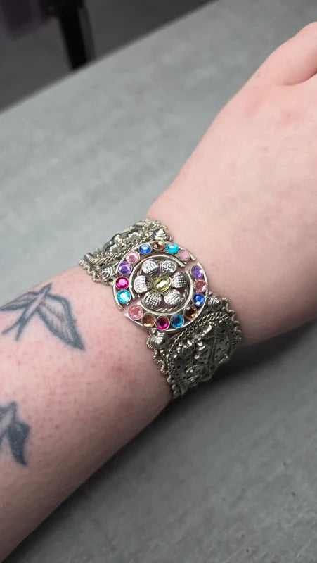 bracelet manchette - vintage - argenté - gravure médaillon fleur - strass -  multicolore