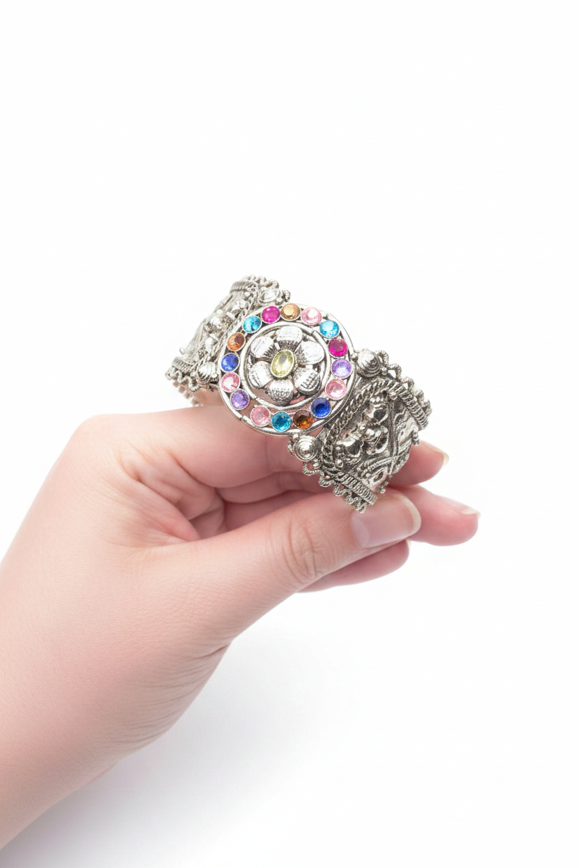 bracelet manchette - vintage - argenté - gravure médaillon fleur - strass -  multicolore