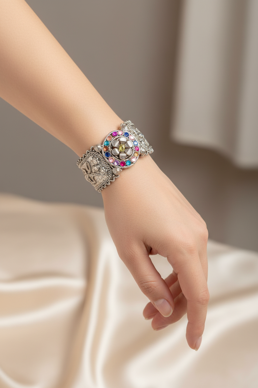 bracelet manchette - vintage - argenté - gravure médaillon fleur - strass -  multicolore