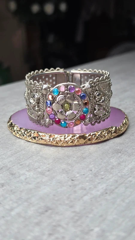 bracelet manchette - vintage - argenté - gravure médaillon fleur - strass -  multicolore