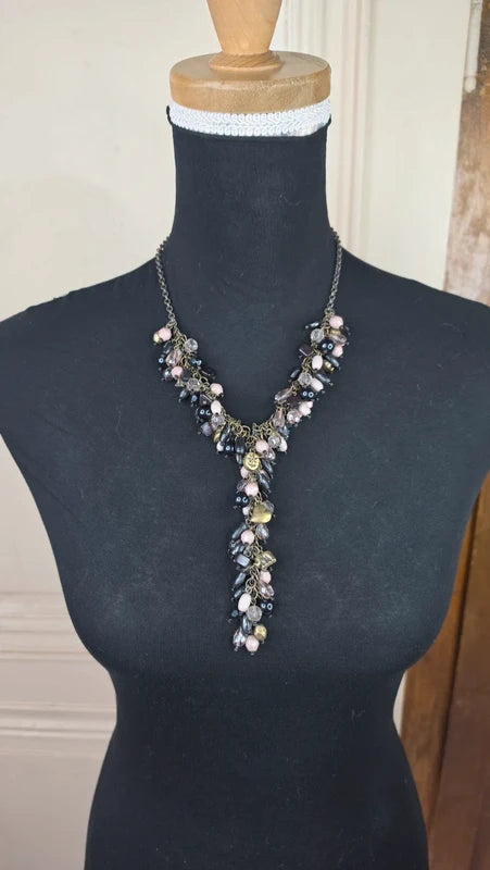 collier vintage - effet cravate - plastron long - perles noir rose beige doré - charms pampilles breloques