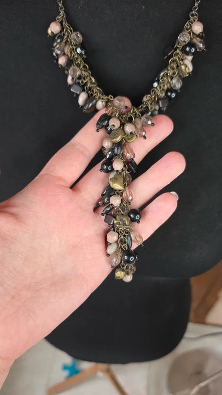 collier vintage - effet cravate - plastron long - perles noir rose beige doré - charms pampilles breloques