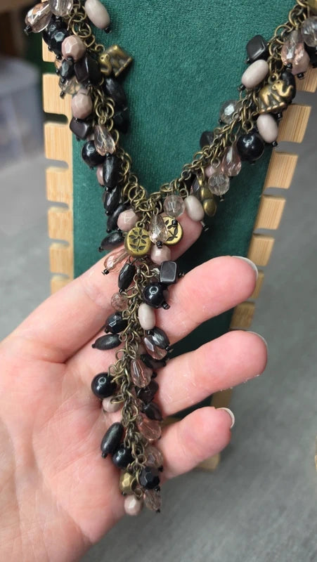 collier vintage - effet cravate - plastron long - perles noir rose beige doré - charms pampilles breloques