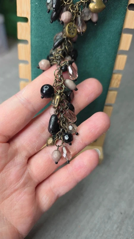 collier vintage - effet cravate - plastron long - perles noir rose beige doré - charms pampilles breloques