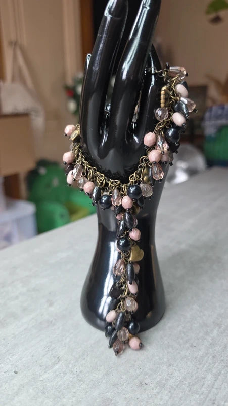 collier vintage - effet cravate - plastron long - perles noir rose beige doré - charms pampilles breloques