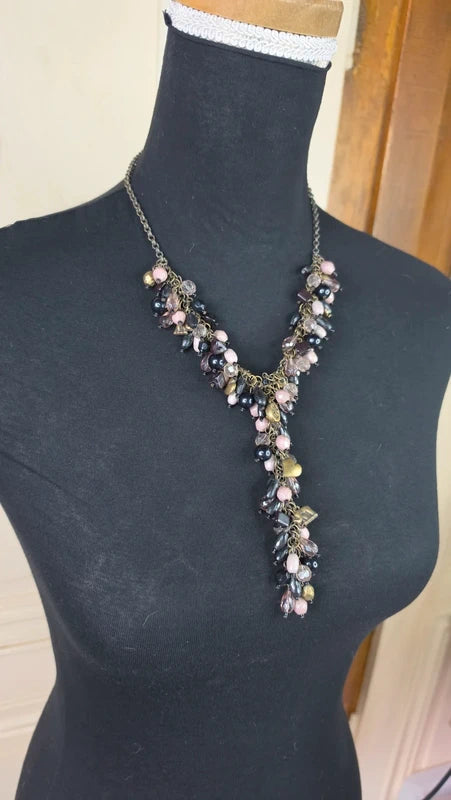 collier vintage - effet cravate - plastron long - perles noir rose beige doré - charms pampilles breloques