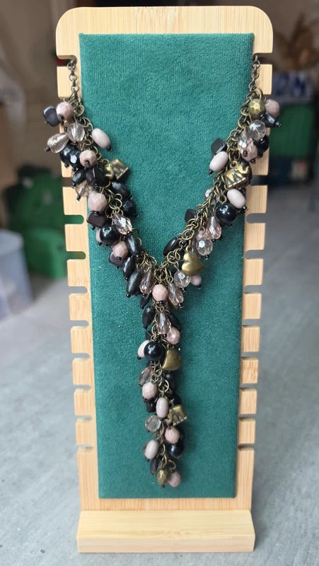 collier vintage - effet cravate - plastron long - perles noir rose beige doré - charms pampilles breloques