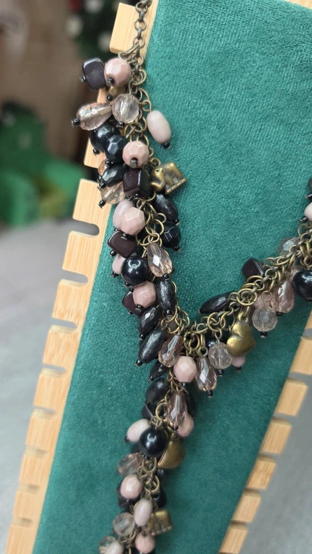 collier vintage - effet cravate - plastron long - perles noir rose beige doré - charms pampilles breloques