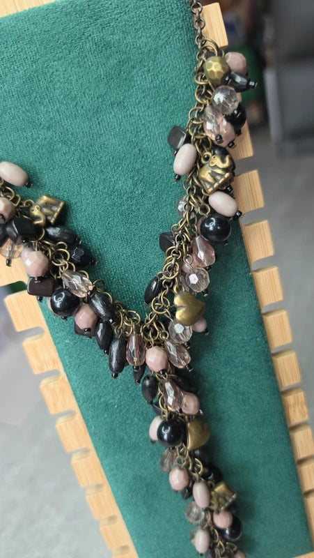 collier vintage - effet cravate - plastron long - perles noir rose beige doré - charms pampilles breloques