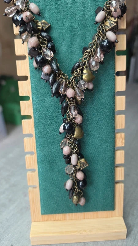 collier vintage - effet cravate - plastron long - perles noir rose beige doré - charms pampilles breloques