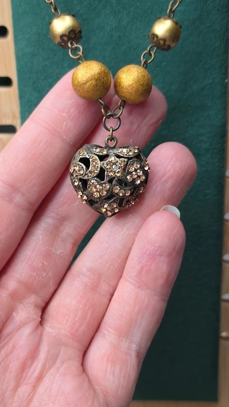 collier vintage - perles doré - pendentif coeur ajouré - strass bronze