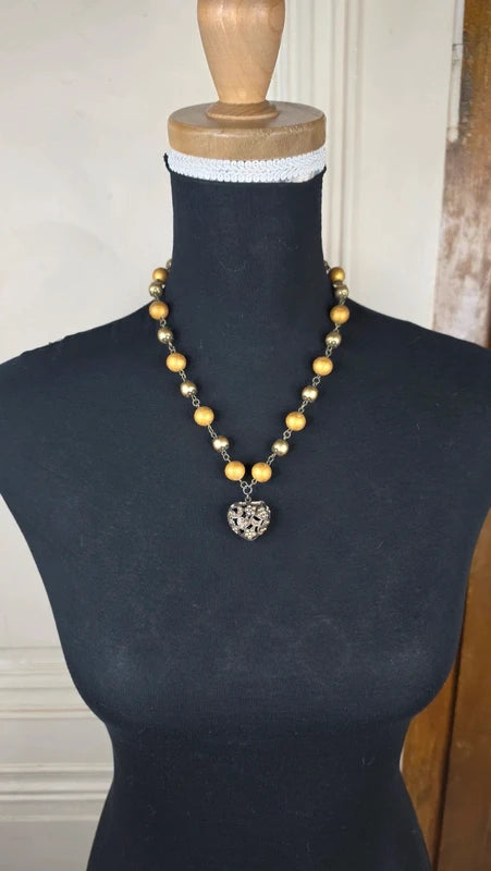 collier vintage - perles doré - pendentif coeur ajouré - strass bronze