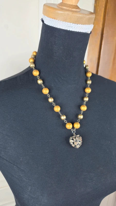 collier vintage - perles doré - pendentif coeur ajouré - strass bronze