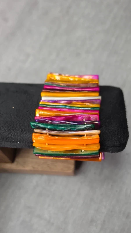 bracelet multiclore - extensible - taille unique -  pierres véritables larges - nacre multicolore -  chic - élégant