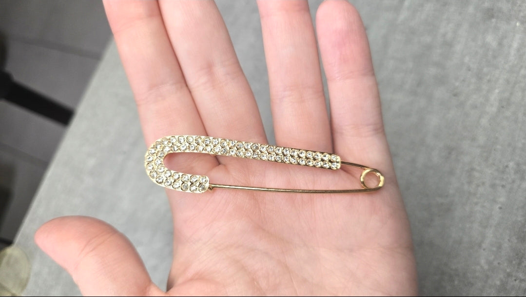 Broche en acier inoxydable - neuf sous blister - argentée ou dorée remplie de strass - chic élégante