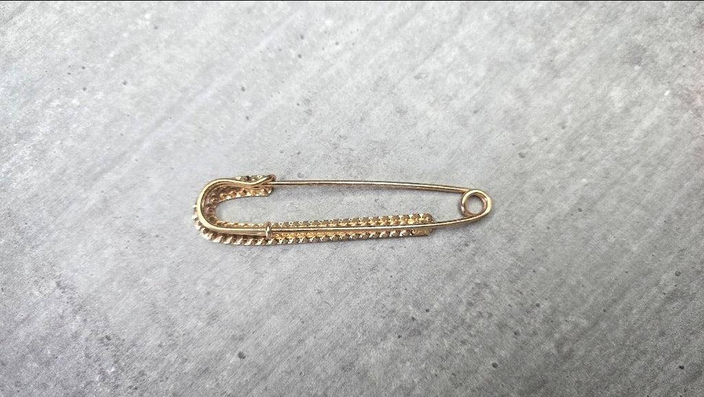 Broche en acier inoxydable - neuf sous blister - argentée ou dorée remplie de strass - chic élégante