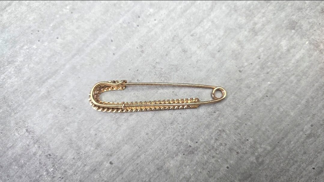 Broche en acier inoxydable - neuf sous blister - argentée ou dorée remplie de strass - chic élégante
