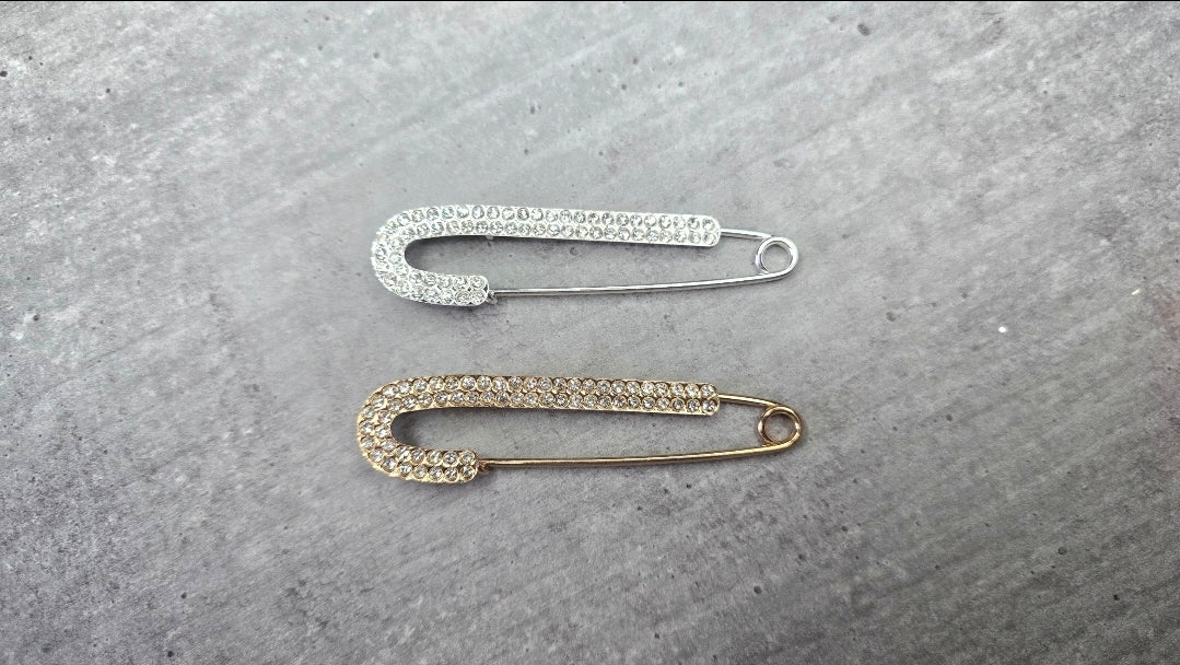 Broche en acier inoxydable - neuf sous blister - argentée ou dorée remplie de strass - chic élégante