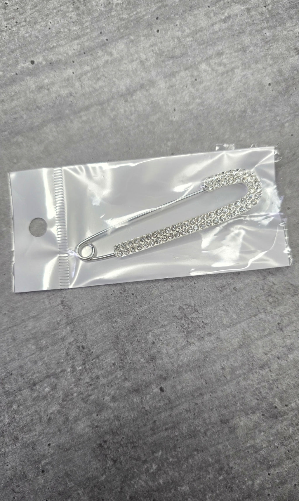 Broche en acier inoxydable - neuf sous blister - argentée ou dorée remplie de strass - chic élégante