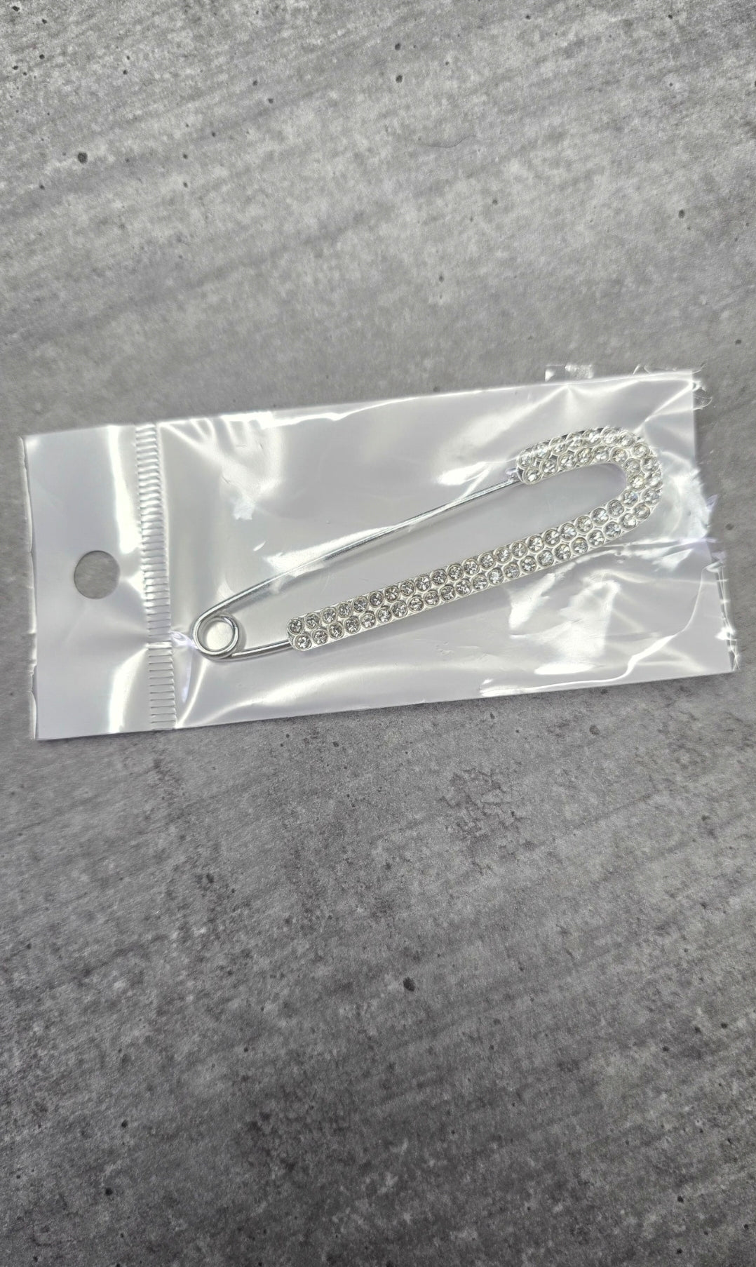 Broche en acier inoxydable - neuf sous blister - argentée ou dorée remplie de strass - chic élégante