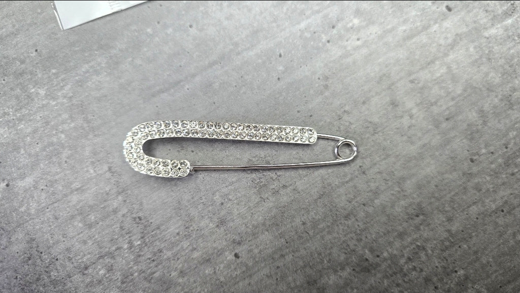 Broche en acier inoxydable - neuf sous blister - argentée ou dorée remplie de strass - chic élégante