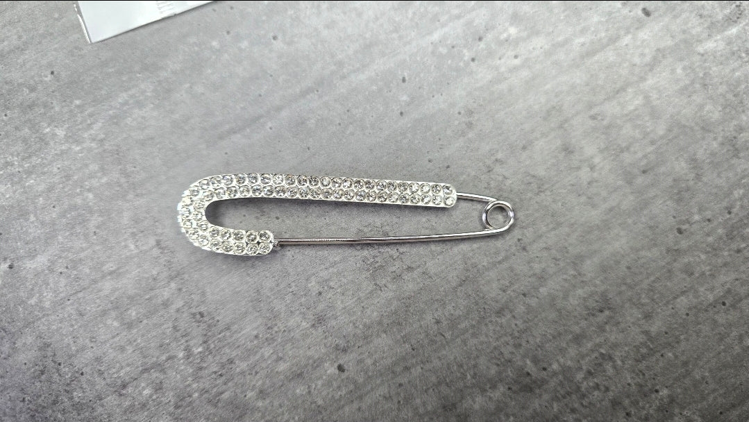 Broche en acier inoxydable - neuf sous blister - argentée ou dorée remplie de strass - chic élégante