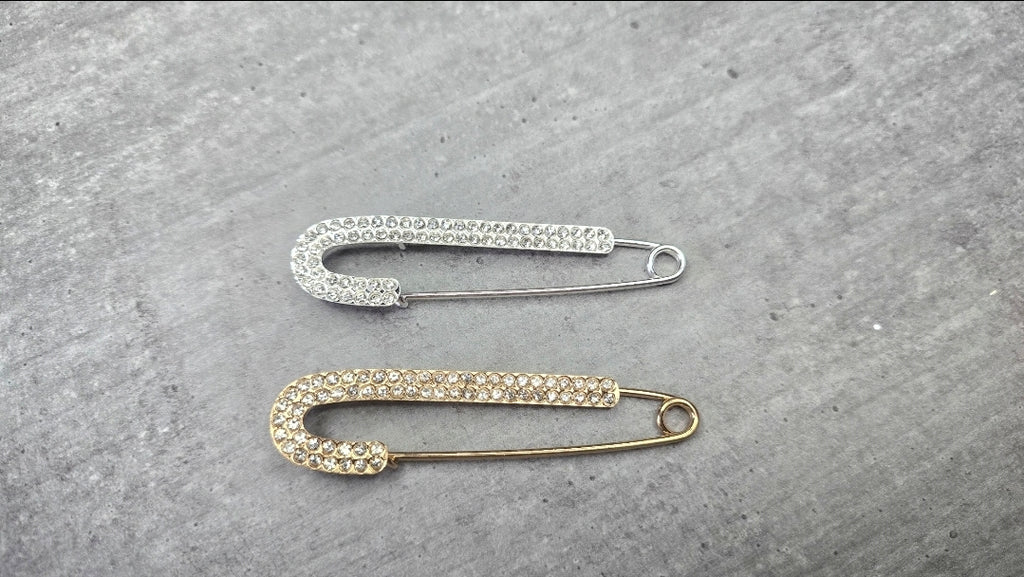 Broche en acier inoxydable - neuf sous blister - argentée ou dorée remplie de strass - chic élégante