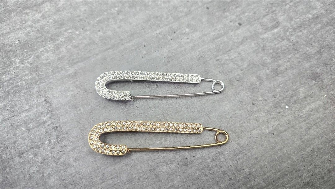 Broche en acier inoxydable - neuf sous blister - argentée ou dorée remplie de strass - chic élégante