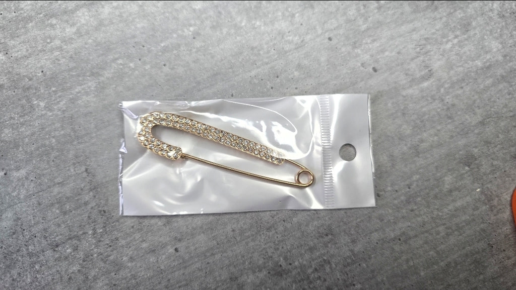 Broche en acier inoxydable - neuf sous blister - argentée ou dorée remplie de strass - chic élégante