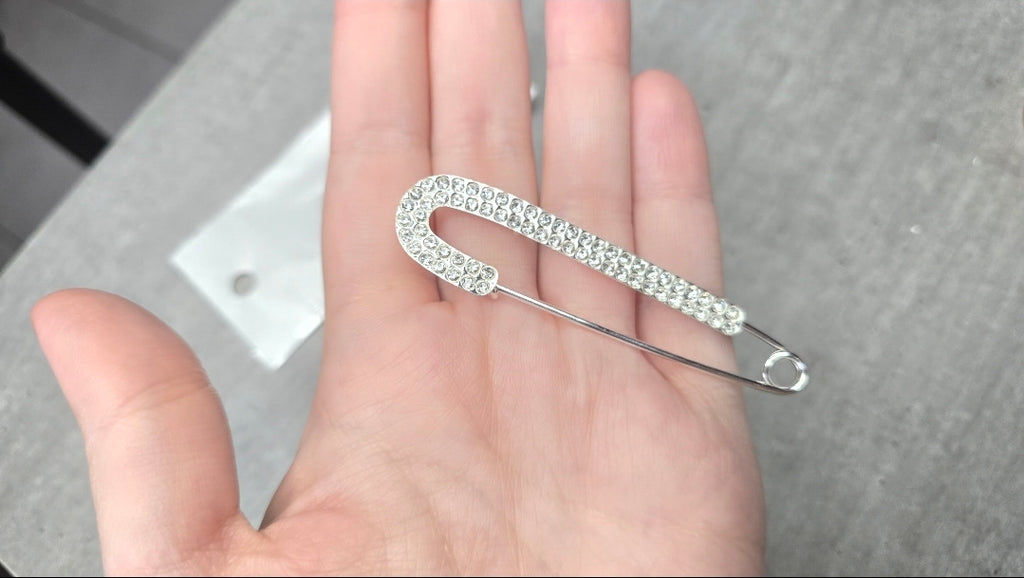 Broche en acier inoxydable - neuf sous blister - argentée ou dorée remplie de strass - chic élégante