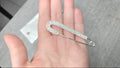 Broche en acier inoxydable - neuf sous blister - argentée ou dorée remplie de strass - chic élégante