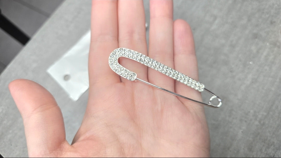 Broche en acier inoxydable - neuf sous blister - argentée ou dorée remplie de strass - chic élégante