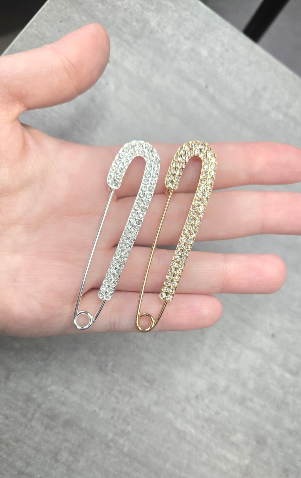 Broche en acier inoxydable - neuf sous blister - argentée ou dorée remplie de strass - chic élégante