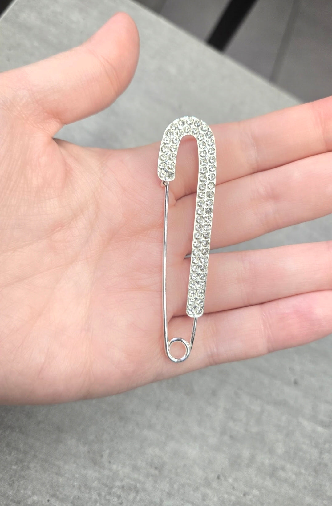 Broche en acier inoxydable - neuf sous blister - argentée ou dorée remplie de strass - chic élégante