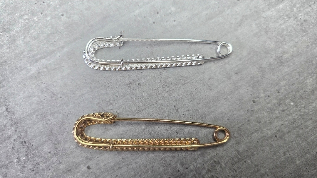 Broche en acier inoxydable - neuf sous blister - argentée ou dorée remplie de strass - chic élégante
