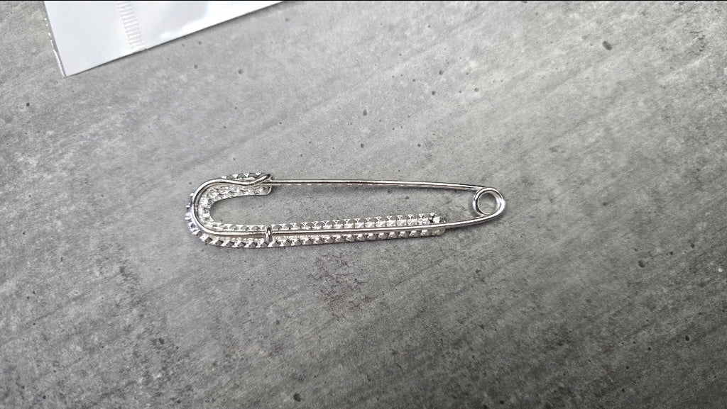 Broche en acier inoxydable - neuf sous blister - argentée ou dorée remplie de strass - chic élégante