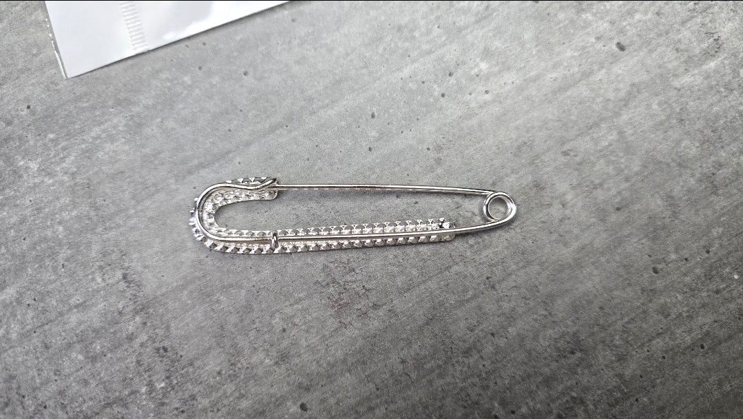 Broche en acier inoxydable - neuf sous blister - argentée ou dorée remplie de strass - chic élégante