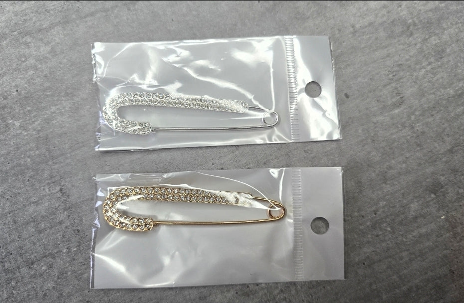 Broche en acier inoxydable - neuf sous blister - argentée ou dorée remplie de strass - chic élégante