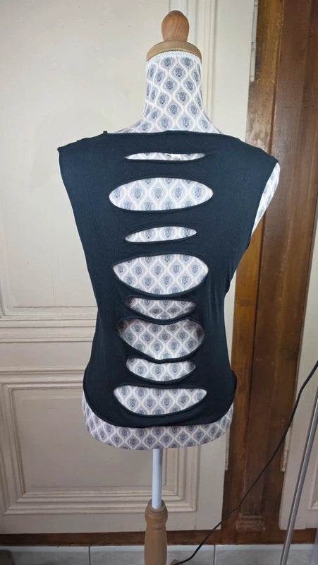 débardeur noir - taille L 40 42 - très original - altenative - ajouré devant et dos