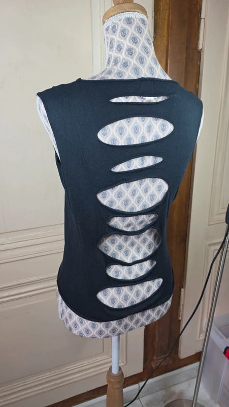 débardeur noir - taille L 40 42 - très original - altenative - ajouré devant et dos