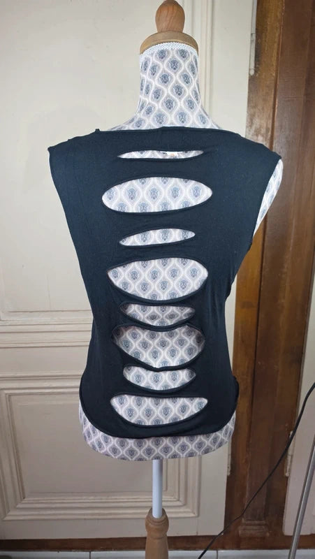 débardeur noir - taille L 40 42 - très original - altenative - ajouré devant et dos