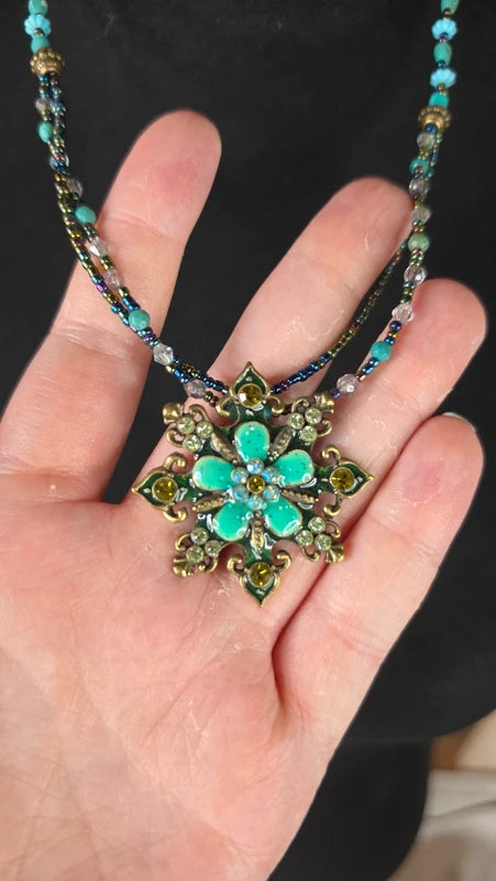 collier vintage - bleu turquoise vert perles strass - brillant - pendentif fleur